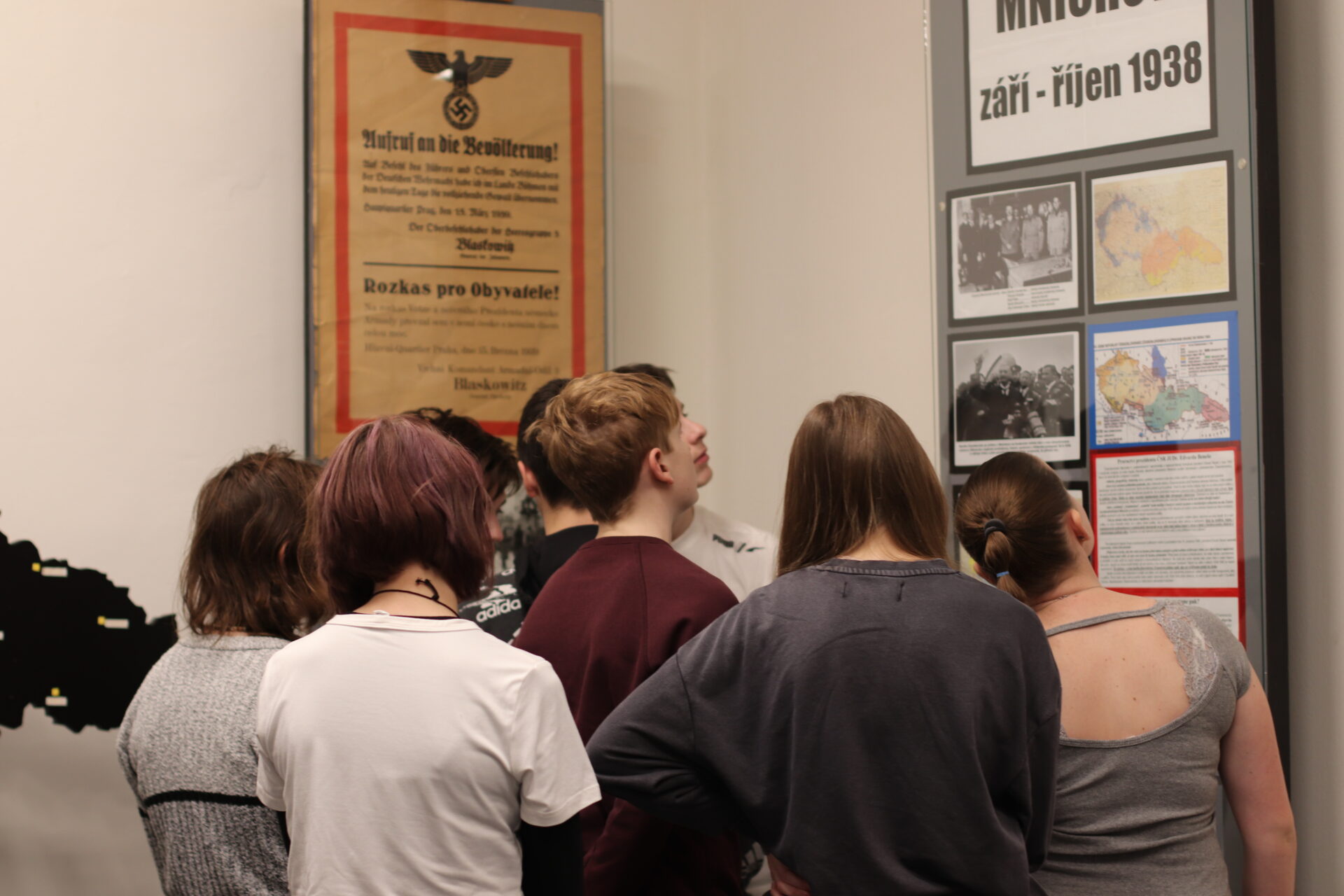 Žáci si prohlížejí historické materiály v muzeu